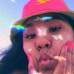 Meet your Posher, Claudia